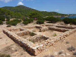 restos arqueologicos del yacimiento Fenicio de Sa Caleta en Ibiza