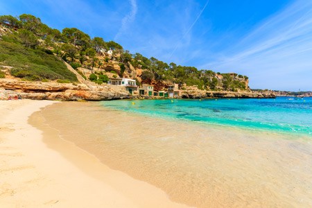 aguas cristalinas en la paradisiaca playa cala Llombards al sur de Mallorca