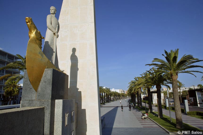 Main promenade Salou and statue of Jaime I
