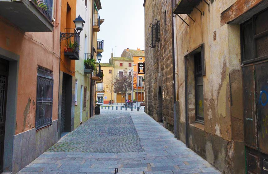 Narrow-streets-in-Castello-d'empuries