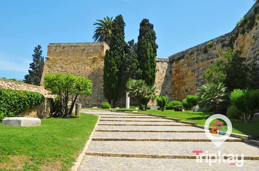 paseo arqueologico de Tarragona y murallas de tarragona