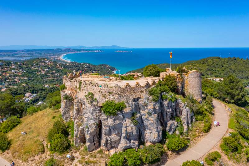 vista aerea castillo begur rutas en coche por la costa brava tripkay