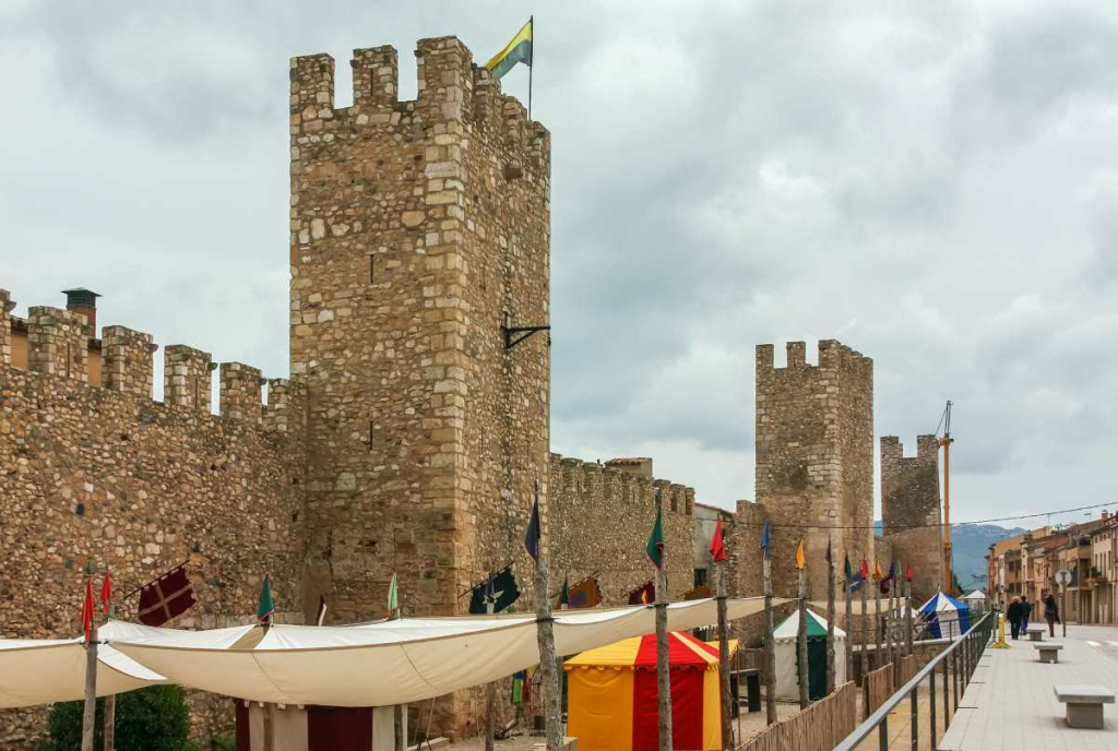 muralla decorada semana medieval de montblanc