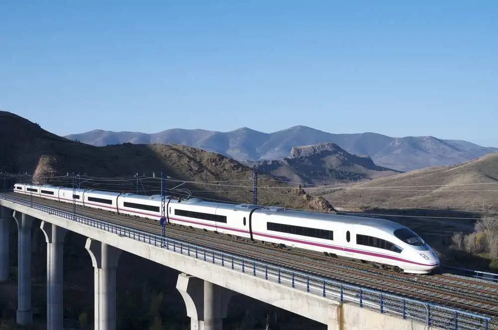 tren de alta velocidad atravesando un puente en Zaragoza
